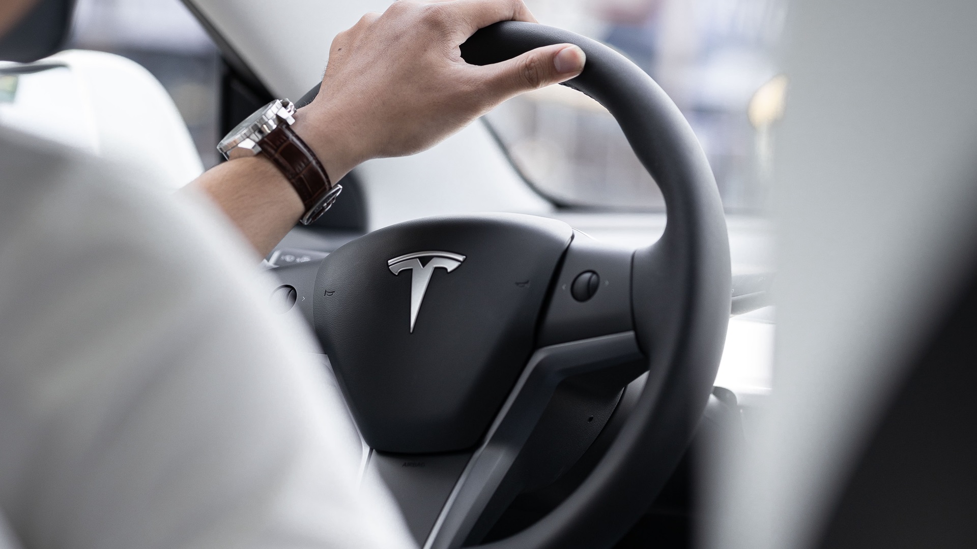 Tesla is struggling to sell cars amidst economical uncertainties.