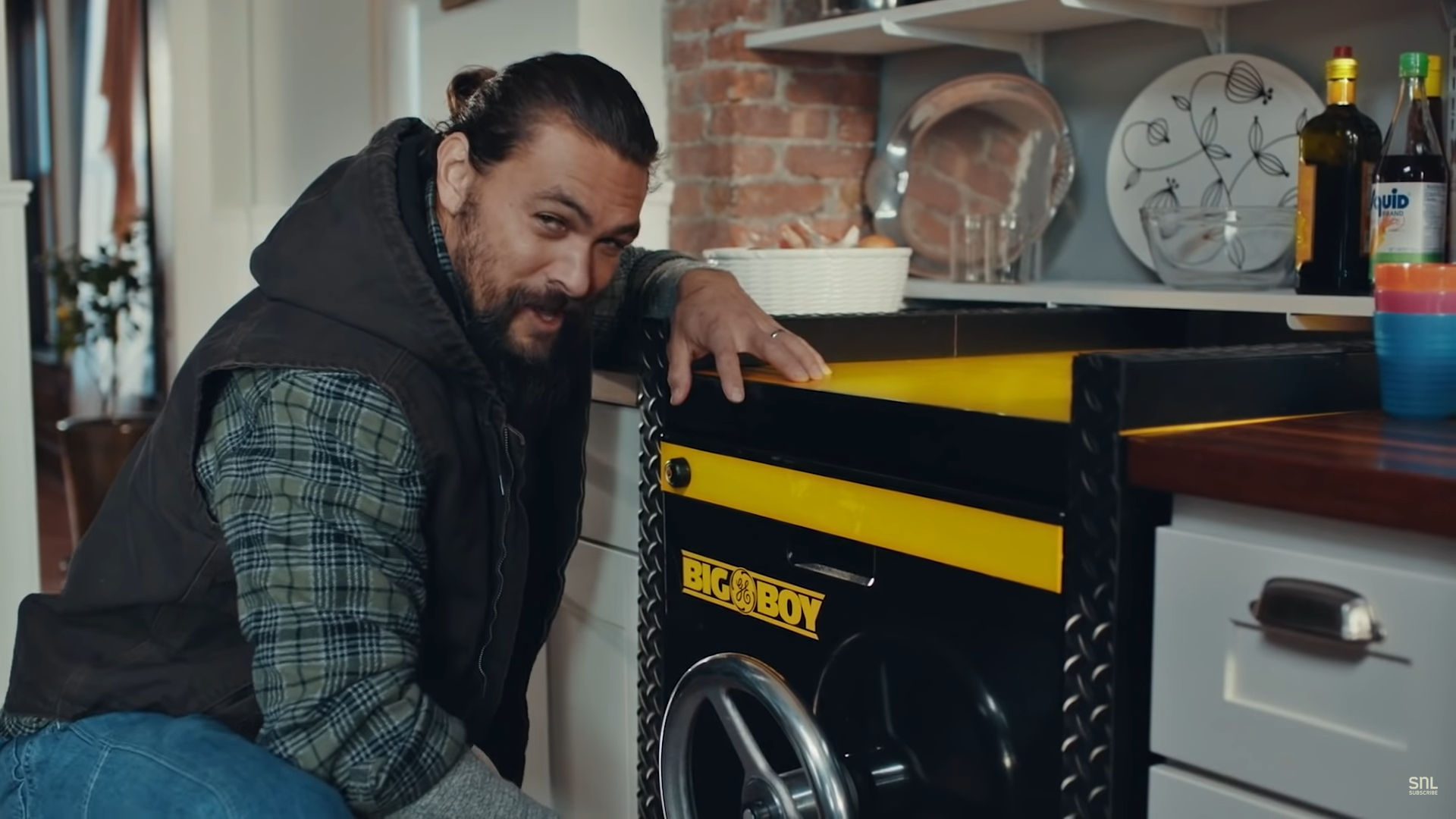 From tidal waves to laughter bursts, someone huge is coming to Saturday Night Live