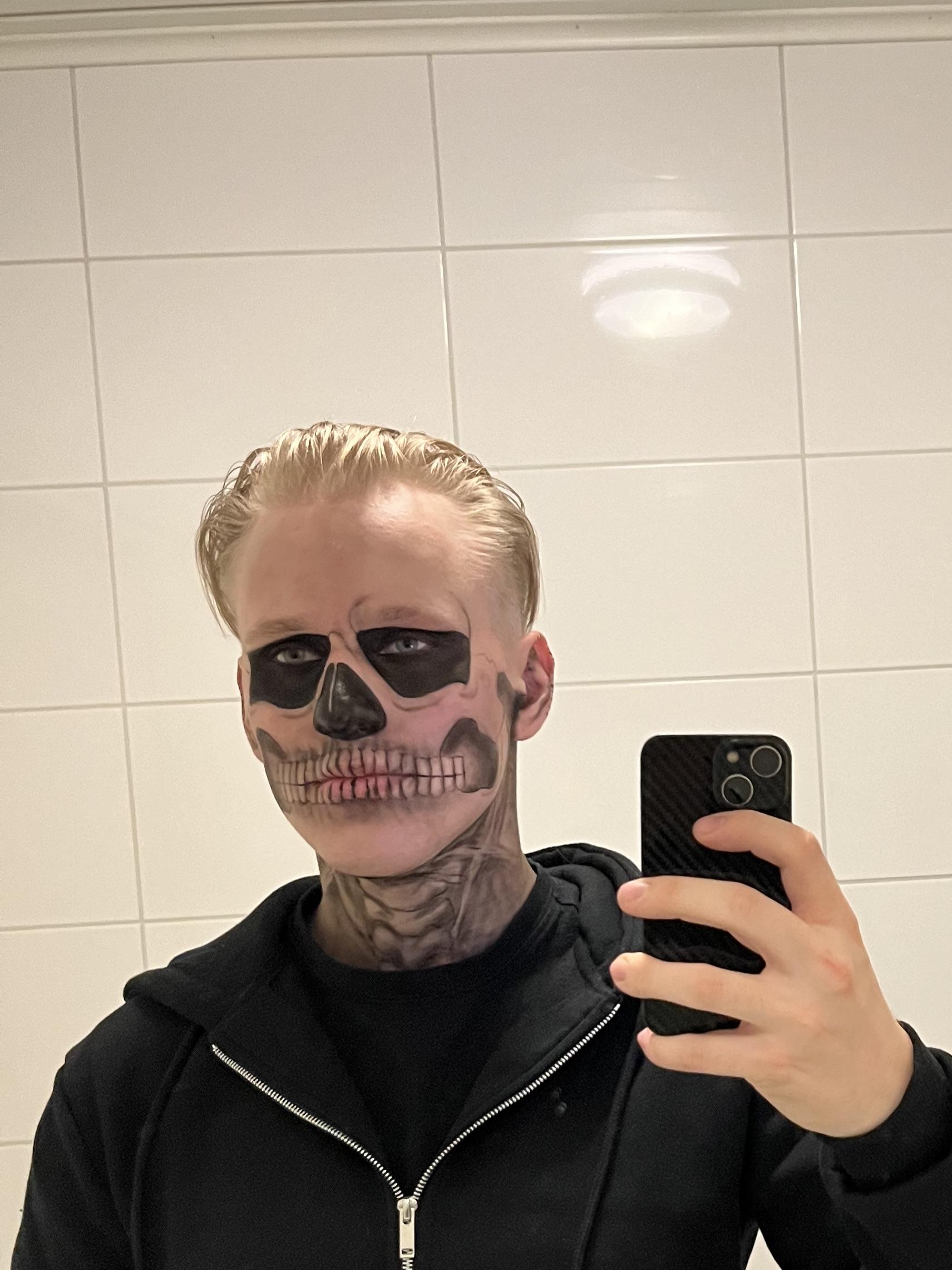 /u/MainioKommunisti as Tate.