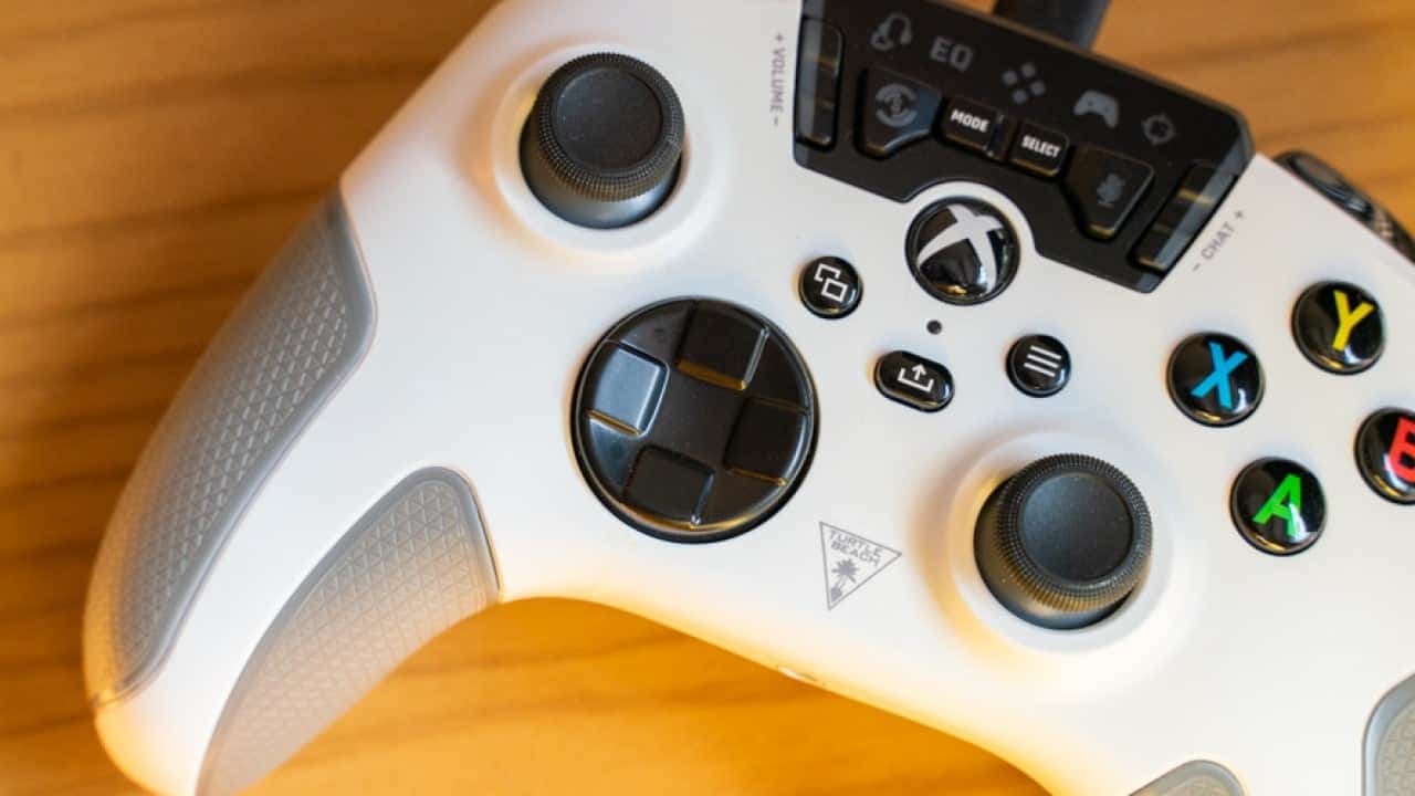 A new Xbox controller can store loadouts and access media